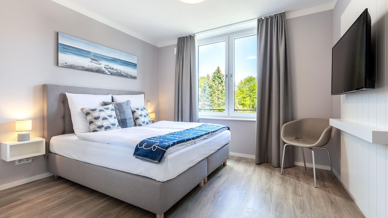 Schlafzimmer "1" mit Boxspringbett und Flatscreen-TV Schlafzimmer "1" mit Boxspringbett und Flatscreen-TV